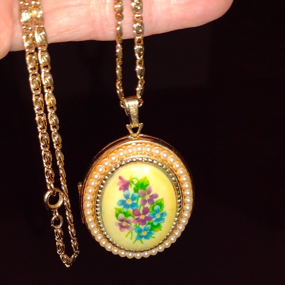 Vintage Avon Necklace Locket